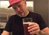 El rapero puertorriqueño Residente lanzó oficialmente este martes su cerveza artesanal, Residente Tripel, dos meses después de haberse presentado y venderse por primera vez, pero de manera limitada. (ESPECIAL) 