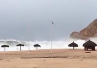 Por medio de Twitter, BCS Noticias compartió las increíbles imágenes captadas en la playa, donde se puede ver la violenta marea que está siendo originada por la tormenta de categoría 3.   (INTERNET) 