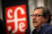 El recorte presupuestal del 75% le dio al Fondo de Cultura Económica 'una puñalada', a decir del director general de esa institución que dice haber tenido ventas durante la pandemia entre 5 y 8%; y que señala que ahora en esta nueva normalidad con librerías abiertas solo con mostrador y ventas en línea apenas logra vender cada mes 'un par de millones'. (EFE)
