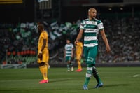 Matheus Dória no solo es uno de los defensas más confiables de Santos, también ayuda a la ofensiva Albiverde con sus anotaciones. (ARCHIVO)