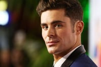 Captan a Zac Efron tomado de la mano de su nueva novia
