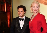 Orgulloso. El actor mexicano posa contento junto a la gran actriz, Cate Blanchett. 