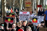 El director general de Rio Tinto, Jean-Sebastien Jacques, dejará en marzo a la minera angloaustraliana debido a la destrucción de sitios sagrados indígenas en Australia para acceder al mineral de hierro, dijo el viernes la compañía. (ARCHIVO)