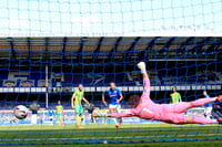 James Rodríguez (d) marcó el segundo gol del Everton en la goleada 5-2 sobre West Bromwich.