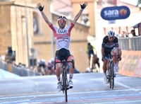 Diego Ulissi celebra tras llevarse la segunda etapa del Giro. (EFE)