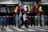 La entrada de ropa subvaluada afecta a la industria nacional, porque 65 % del mercado nacional está secuestrado por la ilegalidad. (AGENCIAS) 