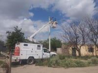 Las cuadrillas de Alumbrado Público de Matamoros trabajan de manera cotidiana en beneficio de los pobladores. (EL SIGLO DE TORREÓN) 