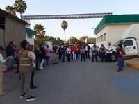 Los trabajadores sindicalizados realizaron el martes un plantón en el exterior de la jurisdicción, y este miércoles bloquearon la entrada a la dependencia para presionar para una pronta solución a su demanda.