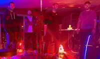 La banda originaria de Londres, sorprendió a sus fans al regalarles un concierto totalmente en vivo vía Instagram, pero no sólo por su música sino porque también y después de nueve meses sin tocar juntos, este 14 de octubre lo consiguieron y por ello también celebraron el encuentro con su gente. (Especial) 