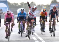 Diego Ulissi celebra tras cruzar la meta en primer lugar en la etapa 13 del Giro de Italia, que lidera el portugués Joao Almeida. (EFE)