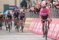 Joao Almeida tiene ventaja de 17 segundos sobre Wilco Kelderman, en la cima del Giro. (EFE)