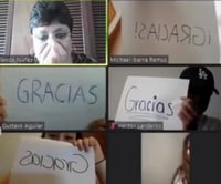 Para terminar su mensaje anuncia que ya pueden activar sus cámara, sorprendiendo a la profesora con decenas de hojas de papel con el mensaje 'gracias' escrito.  (Especial) 