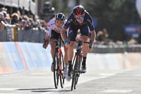 Tao Geoghegan Hart (d) es el favorito para llevarse el Giro.