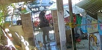 Graban en video acecho de agentes de la PAR; quiebran candado con martillo.