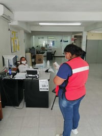 Una de las medidas que les están pidiendo a los comerciantes es que se sanitice el local de manera constante. (EL SIGLO DE TORREÓN) 