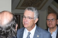 Como parte de la dinámica en la que Ricardo Salinas Pliego, presidente de Grupo Salinas, regalará un millón de pesos, este jueves entregó los primeros 10 mil pesos. (ARCHIVO)