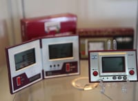 Las primeras Game & Watch llegaron en 1980 y solía tener incorporado un reloj y una alarma. El dispositivo que ahora lanza Nintendo, con un evidente diseño retro, incluye tres juegos y un reloj digital.
(ESPECIAL)