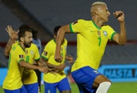 Richarlison (d) celebra luego de marcar el segundo tanto de Brasil, en la victoria como visitante 2-0 sobre Uruguay. (EFE)