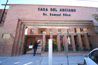 Con motivo del brote de COVID-19 en la Casa del Anciano 'Dr. Samuel Silva' de Torreón, se lanzó una solicitud de apoyo a la comunidad lagunera para la donación de medicamentos, insumos y/o recurso económico para costear la atención de las personas que dieron positivo al virus.
(FERNANDO COMPEÁN)