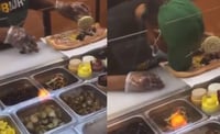 Empleada se 'duerme' mientras preparaba un sándwich y se vuelve viral