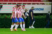 Jesús Angulo (c) fue el anotador del único tanto del partido, en la victoria del Guadalajara sobre Rayos del Necaxa.