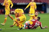 Piqué se lesionó durante el juego del sábado ante el Atlético. (AP)