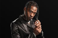 El rapero estadounidense Travis Scott ganaría este 2020 la suma de 100 millones de dólares de acuerdo a reportes de Forbes. (ESPECIAL) 