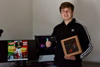 Diego recibió diversos premios por la obtención del campeonato, como headset y una lap top.(Érik Sotomayor)