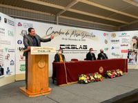 Integrantes de la mesa saliente del Cieslag y la nueva participaron en la toma de protesta.