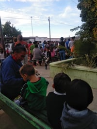 En la entrega de bolos, juguetes y cobijas que organiza el DIF se reúnen decenas de personas incluyendo niños pequeños. (CORTESÍA)