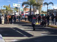 Salieron. Ante la inconformidad por la reprogramación del pago del bono navideño, jubilados de la Sección 12 del SNTE salieron a las calles a protestar. (EL SIGLO DE TORREÓN) 
