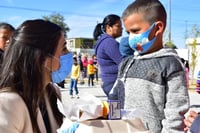 Mediante un estricto control sanitario, el sistema municipal de Desarrollo Integral de la Familia (DIF) celebró a 300 niños de familiar vulnerables que regularmente asisten a los comedores de esta institución. (SERGIO A. RODRÍGUEZ)