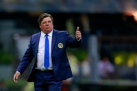 Miguel Herrera, recientemente cesado por el América, mencionó que ya le han llegado algunas ofertas para seguir dirigiendo. (ARCHIVO)