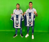 Mauro Quiroga (d) y Matías Catalán fueron presentados ayer como los nuevos refuerzos de los Tuzos de Pachuca. (Cortesía Tuzos)