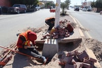 El personal de Servicios Públicos trabaja en la colocación de la zapata prefabricada que permita sostener los arbotantes, para luego colocar las luminarias. (EL SIGLO DE TORREÓN) 