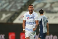 Juan Escobar celebra luego de marcar el único tanto del partido, en la victoria de Cruz Azul sobre los Tuzos de Pachuca. (EFE)