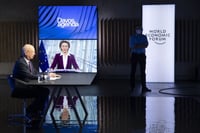 German Klaus Schwab, director del Foro de Davos, escucha con atención a Ursula von der Leyen, presidenta de la Comisión Europea. (EFE) 