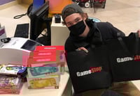 Gana miles con acciones de Gamestop y dona parte de ello a hospital infantil