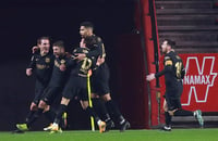 Jugadores del Barcelona celebran al minuto 92 el segundo gol del equipo, con el que empataron el marcador ante Granada para forzar el tiempo extra, en el que terminaron imponiéndose. (EFE)