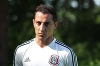 El mediocampista del Betis, Andrés Guardado, reveló que estaba preocupado por haber contagiado a alguien más. (ARCHIVO)