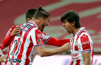 José Juan Macías (c) celebra luego de marcar en tiempo de compensación el gol que le dio a Chivas el empate a dos tantos con Necaxa. (Especial) 