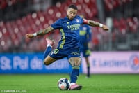 Memphis Depay anotó de penal el tercer tanto del Lyon, en la victoria de su equipo 3-2 sobre Brest. (CORTESÍA LYON)