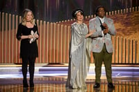 Una entrega más de los Golden Globes se llevó a cabo la noche de ayer, pese a las adversidades que presentaron tras el retraso de dos meses, debido a la pandemia. 