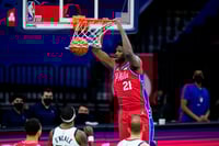 El sensacional Joel Embiid encabeza a la Conferencia del Este. (AP)
