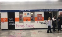Previo a marcha del 8M, encapuchadas causan destrozos en Metro Revolución