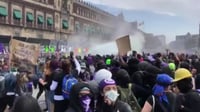 Feministas tumban valla afuera de Palacio Nacional