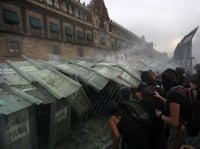 Durante la manifestación que se realizó este lunes en la Ciudad de México con motivo del Día Internacional de la Mujer, la Secretaría de Seguridad Ciudadana identificó a un grupo de mujeres y hombres que actuó con un alto grado de violencia y son los principales responsables de los actos violentos y las agresiones contra las mujeres policías. (EFE)