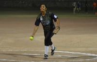 La escuadra de RayAmp hizo un gran esfuerzo, pero no pudo quitarle a Accesorios Tony Femenil su etiqueta de equipo invicto. (ESPECIAL)