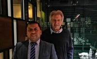 El famoso actor estadounidense, Harrison Ford, se encuentra de visita en México y para muestra están unas imágenes que captaron algunos habitantes de Baja California donde se le ve recorriendo la península en bicicleta. (ESPECIAL) 