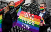La Eurocámara apreció que estas 'zonas libres de LGBTIQ” son solo una parte del 'aumento de la discriminación y los ataques' que el colectivo sufre en Polonia, promovido 'por parte de las autoridades públicas y los medios de comunicación progubernamentales' y destacó también el 'deterioro de la situación en Hungría'.
(ARCHIVO)